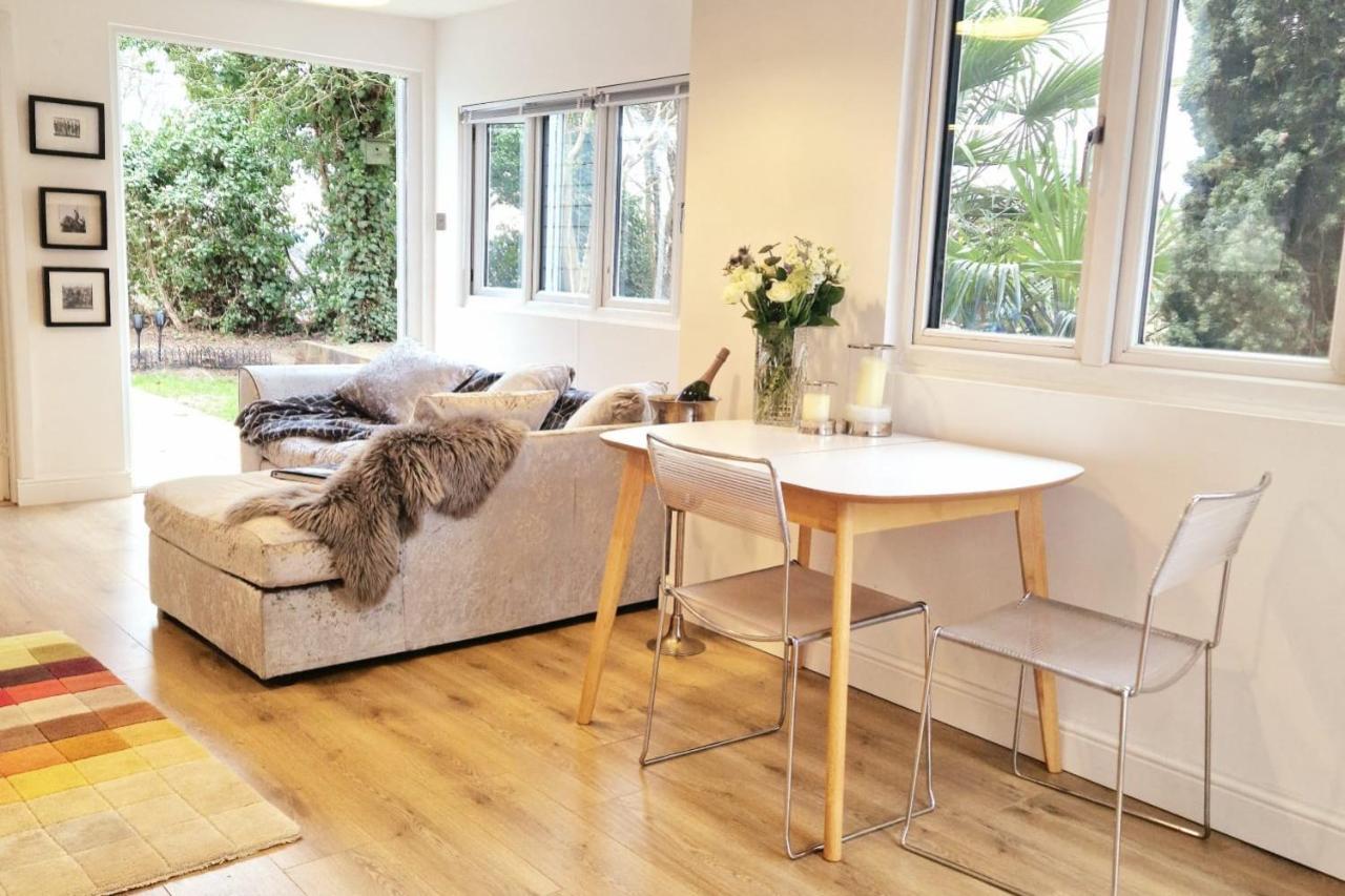 1 Bed Cottage-Museum View-Garden-Free Parking Weybridge Exterior foto